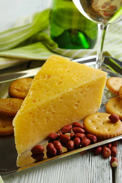 Wein, Käse und Cracker auf Holztisch in Großaufnahme — Stockfoto