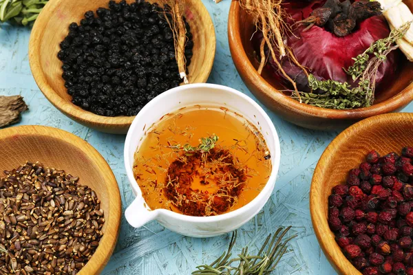 Ingredientes tradicionais de ervas medicinais chinesas, close-up — Fotografia de Stock