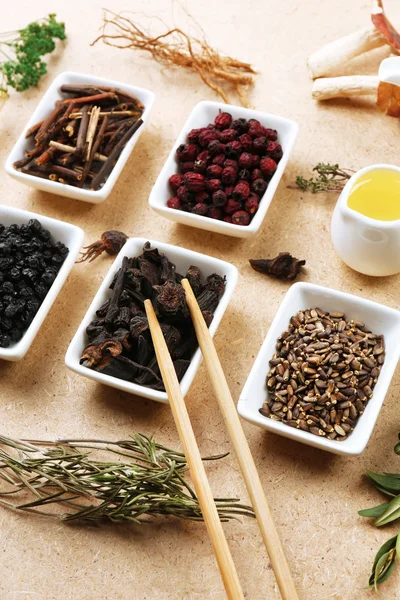 Ingredientes tradicionais de ervas medicinais chinesas, close-up — Fotografia de Stock