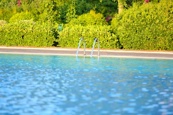 Blått vatten i poolen — Stockfoto