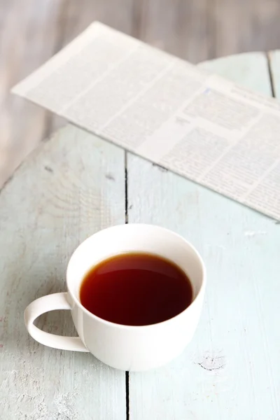 Tasse Tee auf Holztisch, draußen — Stockfoto