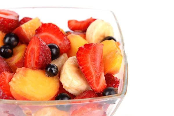 Ensalada de frutas frescas en tazón aislado en blanco —  Fotos de Stock