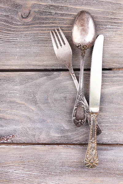 Oude vintage zilverwerk op houten tafel — Stockfoto