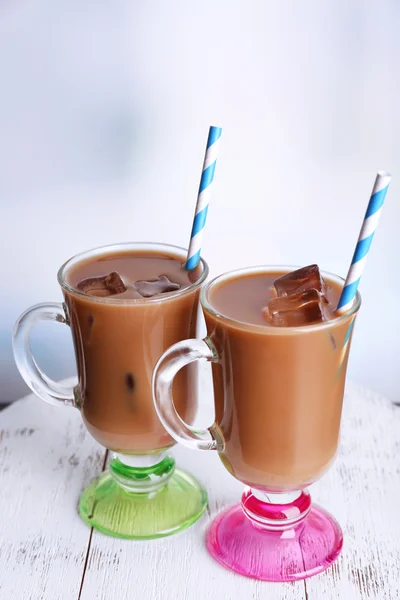 Bicchieri di caffè al latte freddo su sfondo chiaro — Foto Stock