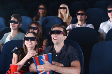 Gençler sinemada film izliyor