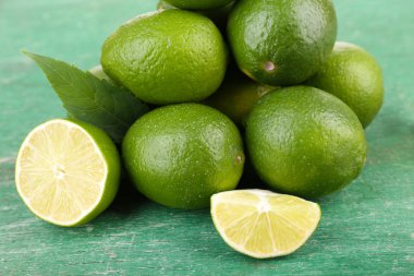 eski ahşap masa üzerinde sulu taze limes