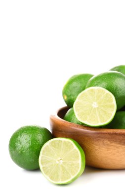 ahşap kase taze sulu limes üzerinde beyaz izole