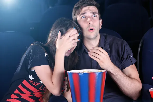 Jeune couple regardant un film au cinéma — Photo