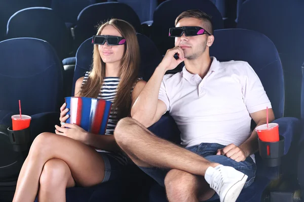 Junges Paar schaut Film im Kino — Stockfoto