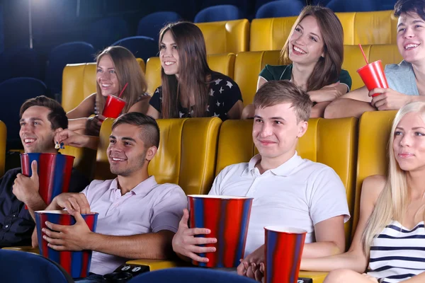 Jovens assistindo filme no cinema — Fotografia de Stock