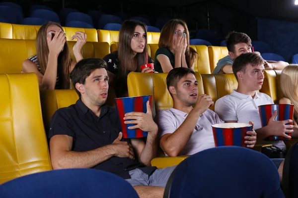 Junge Leute sehen Film im Kino — Stockfoto