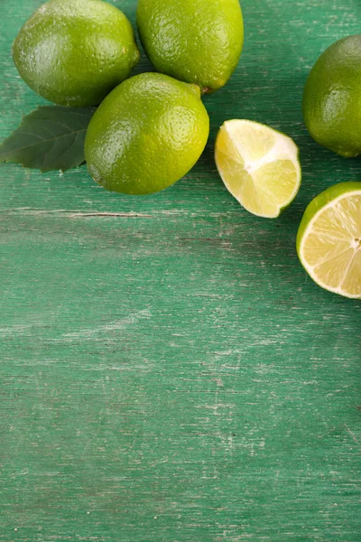 Limes juteuses fraîches sur une vieille table en bois — Photo