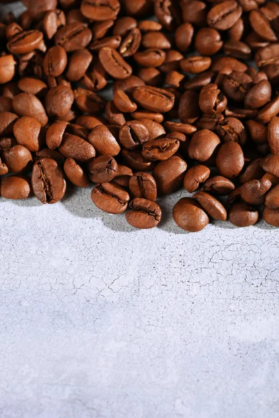 Grains de café sur fond en bois couleur — Photo