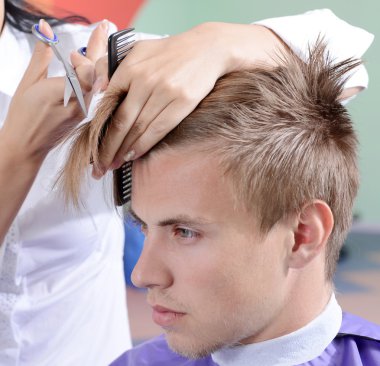 Güzellik salonunda genç adam