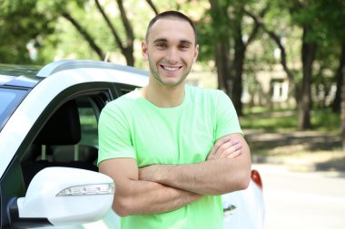 adamın yanında araba