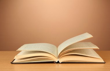renk arka plan üzerine açık kitap