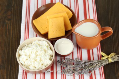 productos lácteos sobre un fondo azul