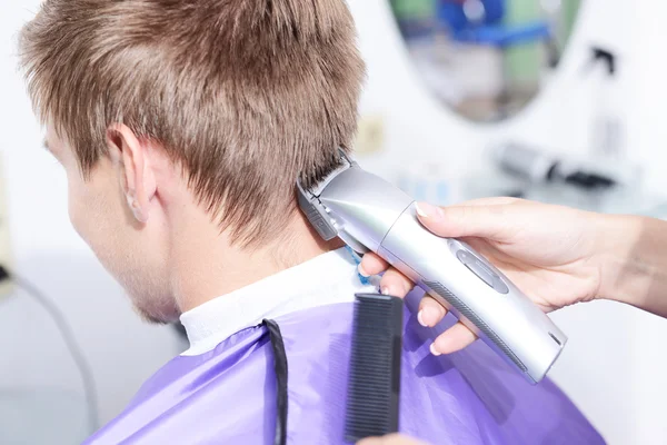 Hairdresser cutting clients hair — Stock Photo, Image