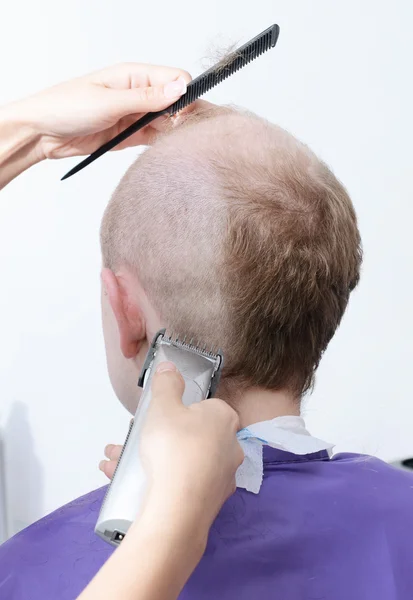 Young man in beauty salon — Stock Photo, Image