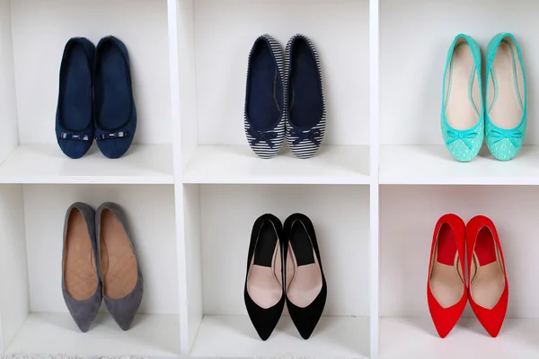 Colorful shoes on shelves — Stock Photo, Image