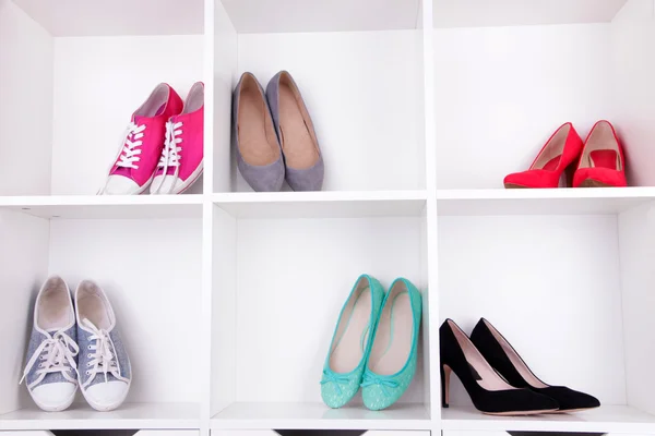 Sapatos coloridos nas prateleiras — Fotografia de Stock