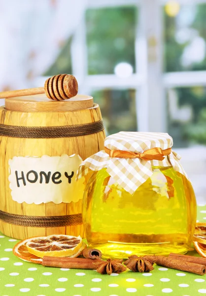 Glas Honig, Holzfass, Nieselregen und getrocknete Zitronenscheiben auf hellem Hintergrund — Stockfoto