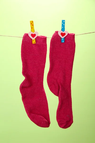 Bunte Socken hängen — Stockfoto