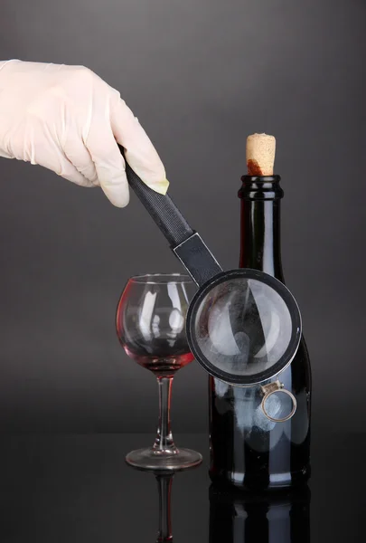 Pegando impressões digitais com garrafa de vinho isolado em preto — Fotografia de Stock