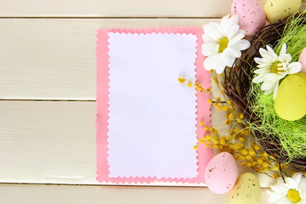 Tarjeta vacía con huevos de Pascua — Foto de Stock