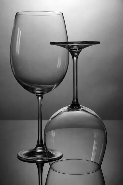 Verres à vin vides disposés sur fond gris — Photo