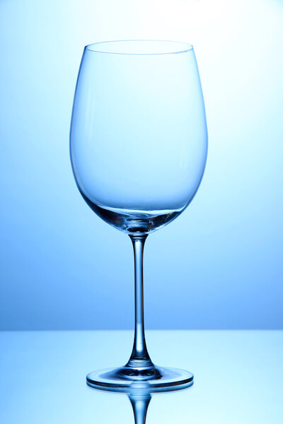 Пустые бокалы вина расположены на синем фоне
