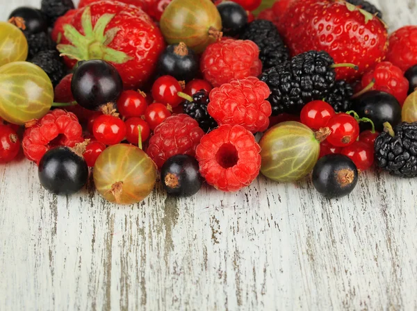 Созревшие ягоды на столе крупным планом — стоковое фото
