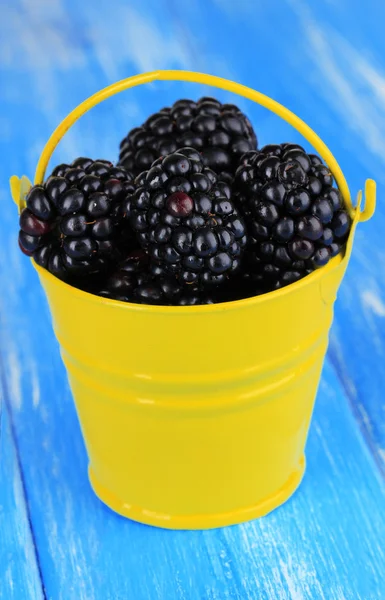 甜黑莓在桶上表特写 — 图库照片