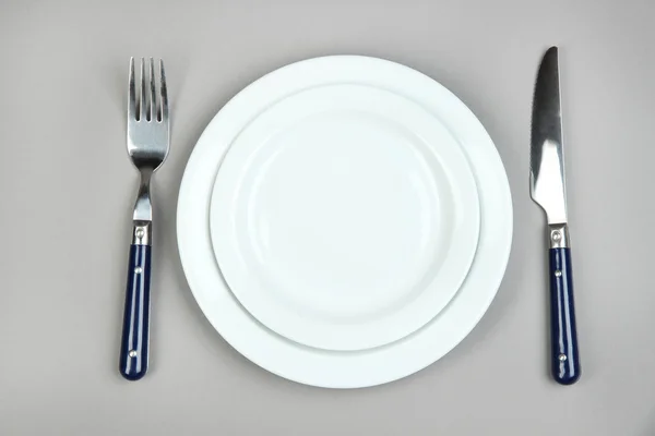 ナイフ、白い皿とフォーク — ストック写真