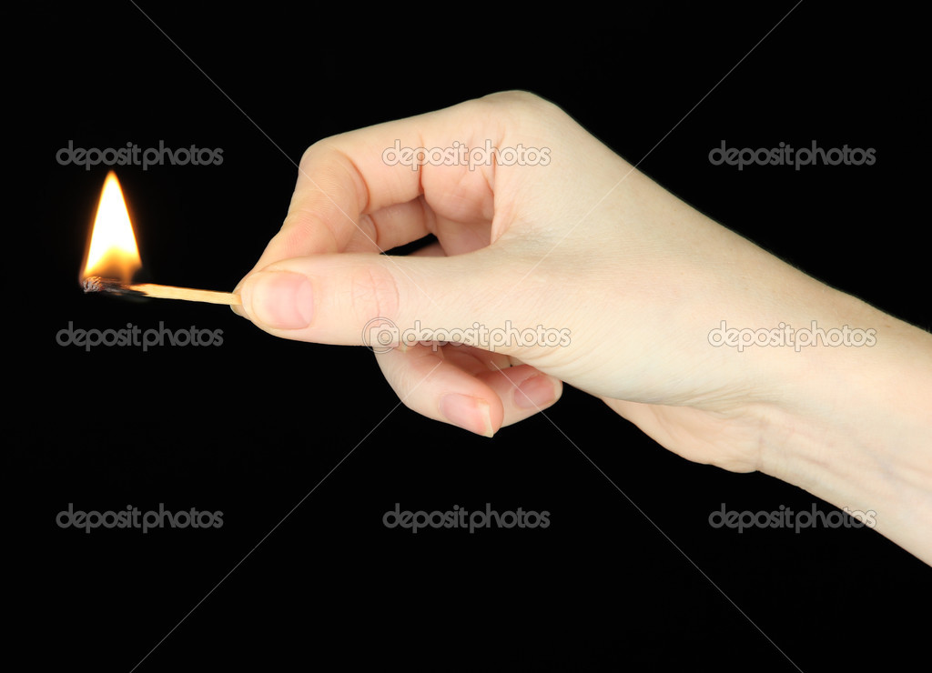 зажженная записка в руке. рука со спичкой. Official music video разжигали огонь. человек со спичкой в руках. среди пустыни найден мертвый человек со спичкой в руках.