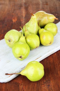 ahşap zemin üzerinde kesme tahtası üzerinde armut