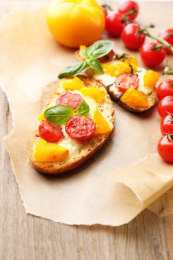 lezzetli, eski ahşap masa üstünde domates bruschetta