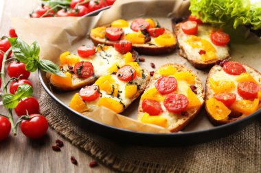 lezzetli Pan, eski ahşap masa üstünde domates bruschetta