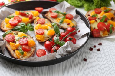 lezzetli masa üzerinde tavada domates bruschetta