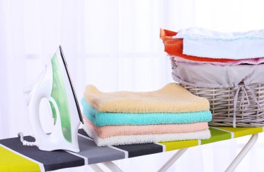 Sepetler, çamaşır ve Ütü Masası ile