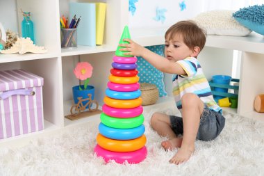 Çocuk odasında oynarken