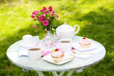 sehpa ile çay bardaklarından