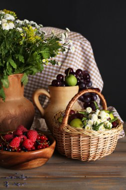 Çiçekler ve meyvelerle dolu bir hayat