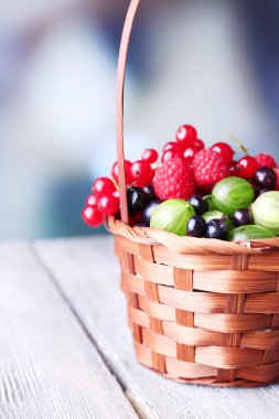 hasır sepet içinde orman meyveleri