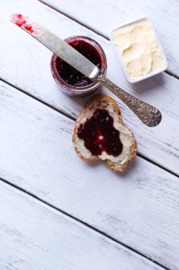 ev yapımı tereyağı ile taze ekmek