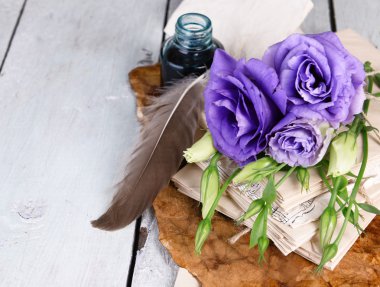 Eski mektupları ve çiçekler