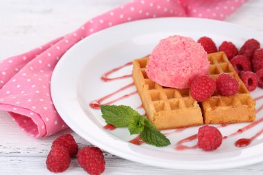ahşap masa üzerinde dondurma ile lezzetli Belçika waffle