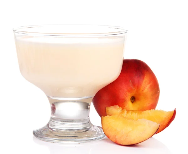 Delicioso yogur con fruta aislada en blanco — Foto de Stock