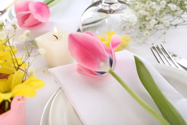 Накрытие стола весенними цветами — стоковое фото