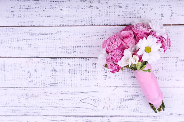 Hermoso ramo de boda sobre fondo de madera — Foto de Stock